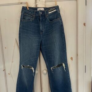 Abercrombie & Fitch High Rise 90s Relaxed Jeans in a size 26 Short. New with tag